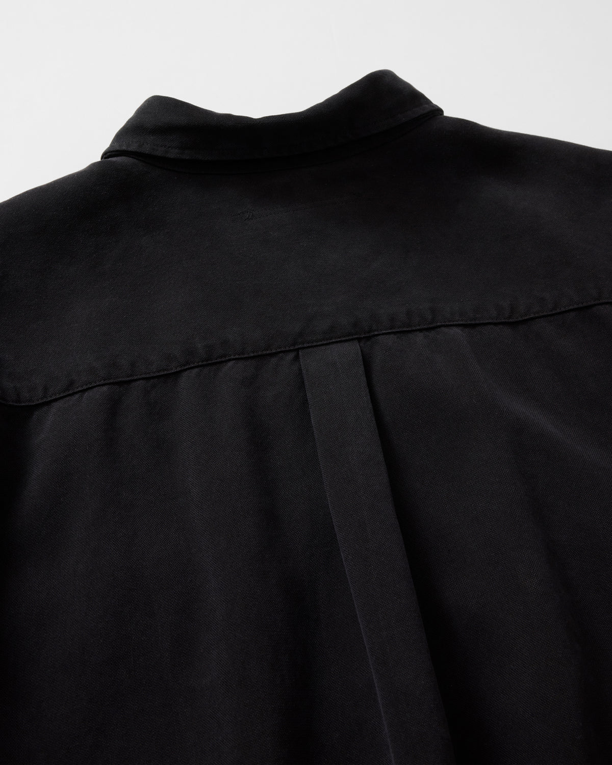 concause TENCEL SHIRTS / BLACK バックヨークとセンタープリーツのディテール
