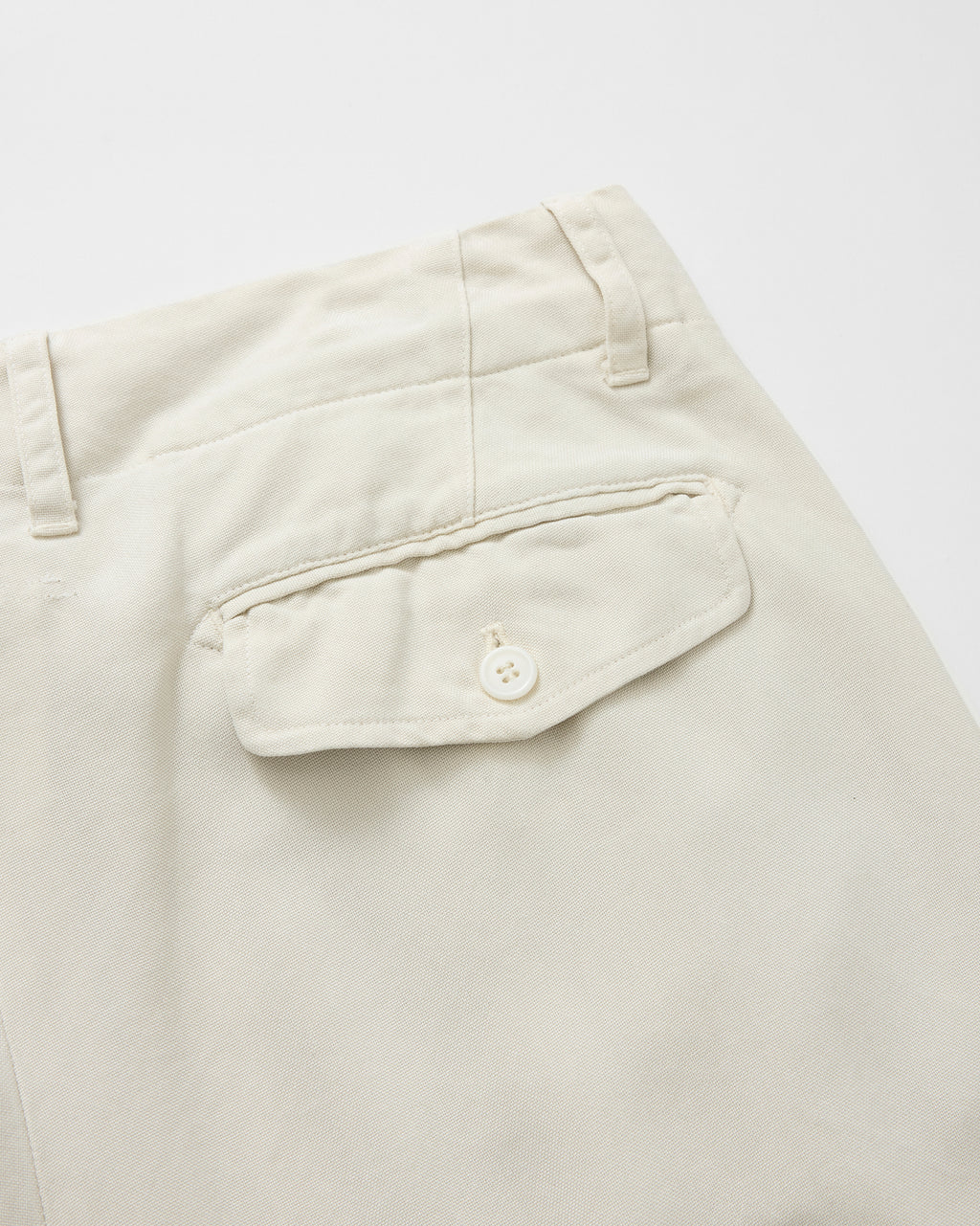 concause TENCEL WIDE SLACKS / OFF WHITE バックフラップポケットとボタンのディテール
