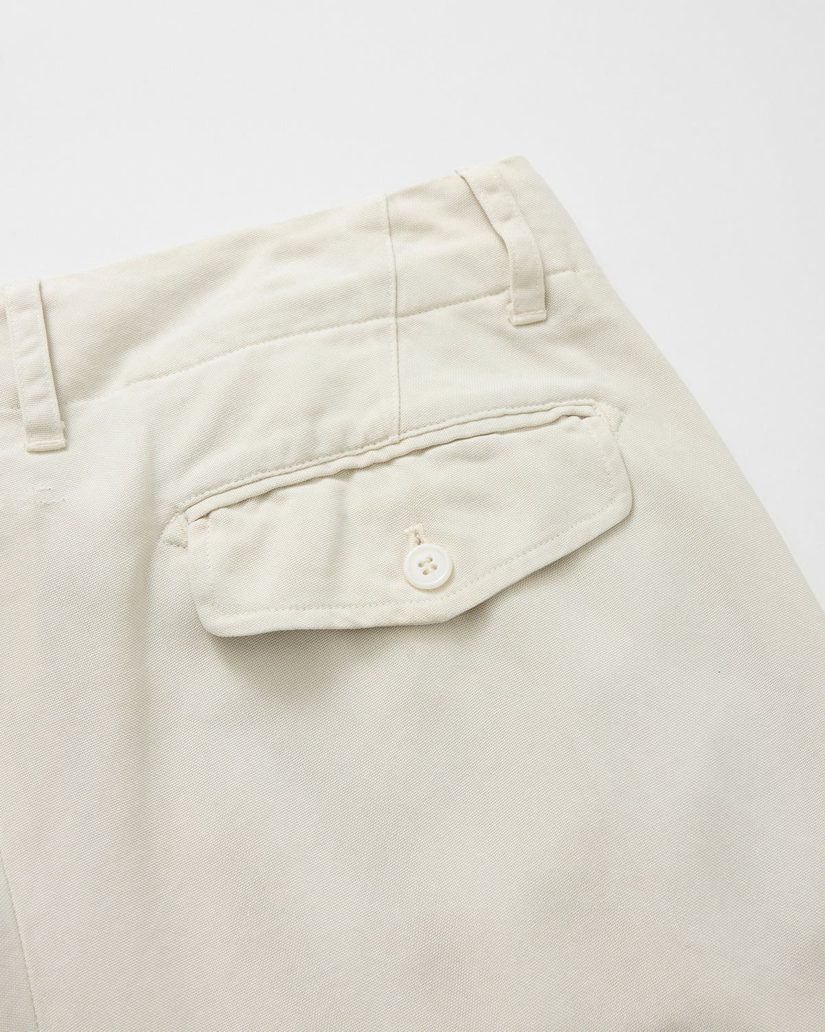 concause TENCEL WIDE SLACKS / OFF WHITE バックフラップポケットとボタンのディテール
