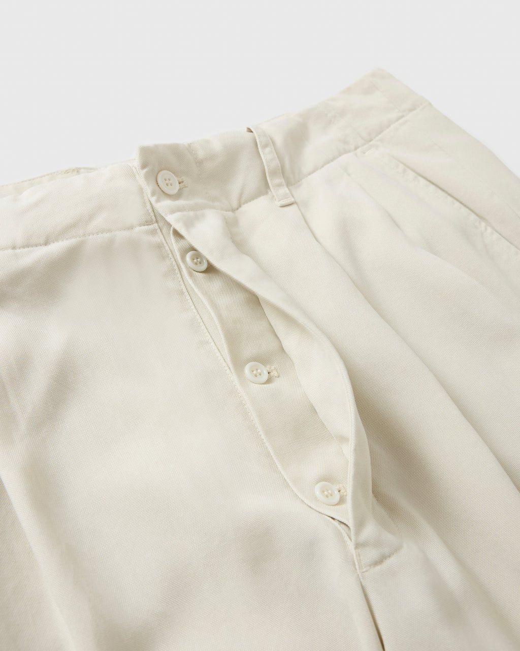concause TENCEL WIDE SLACKS / OFF WHITE フライフロントのボタンフライディテール
