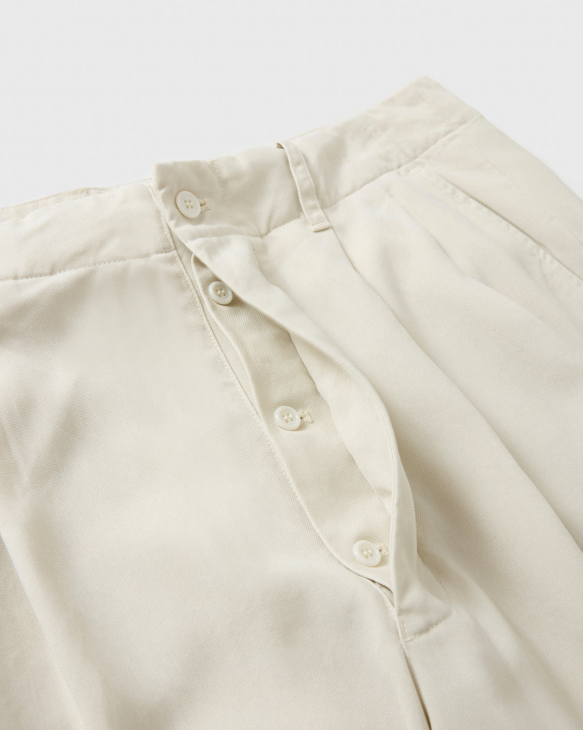 concause TENCEL WIDE SLACKS / OFF WHITE フライフロントのボタンフライディテール
