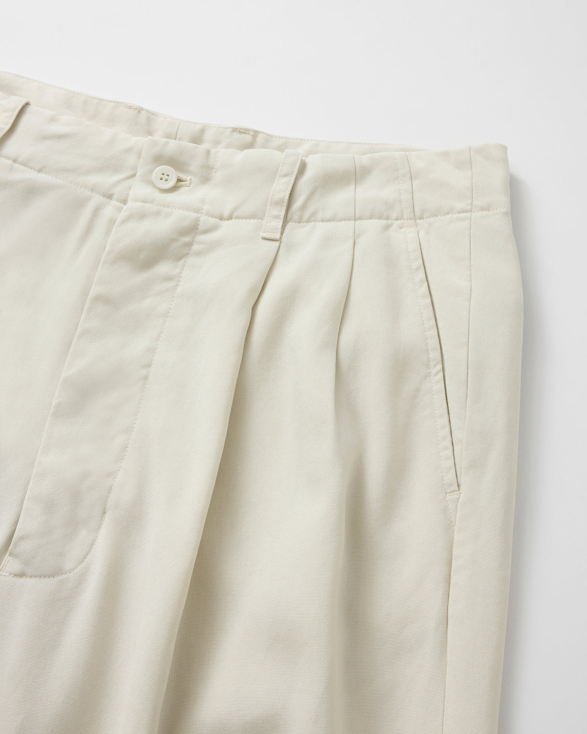 concause TENCEL WIDE SLACKS / OFF WHITE タック入りウエストとプリーツのディテール

