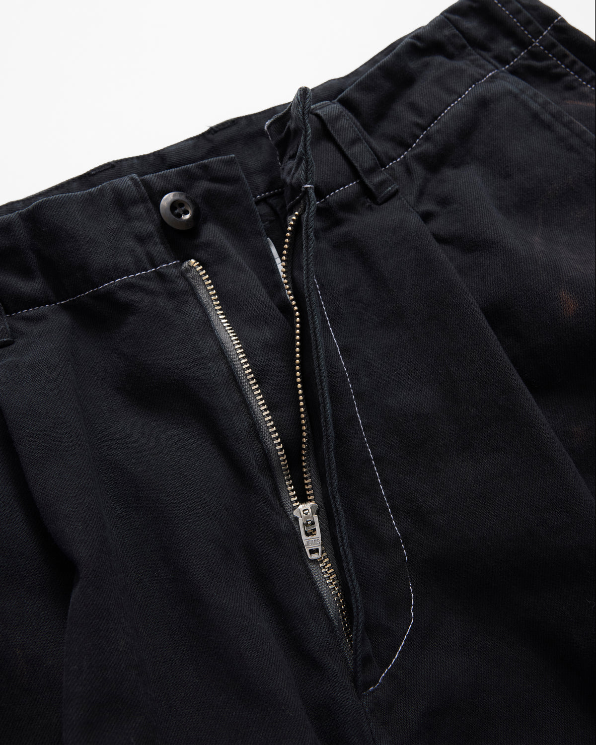 concause WIDE CHINO TROUSER / BLACK フロントジッパーとボタンのディテール
