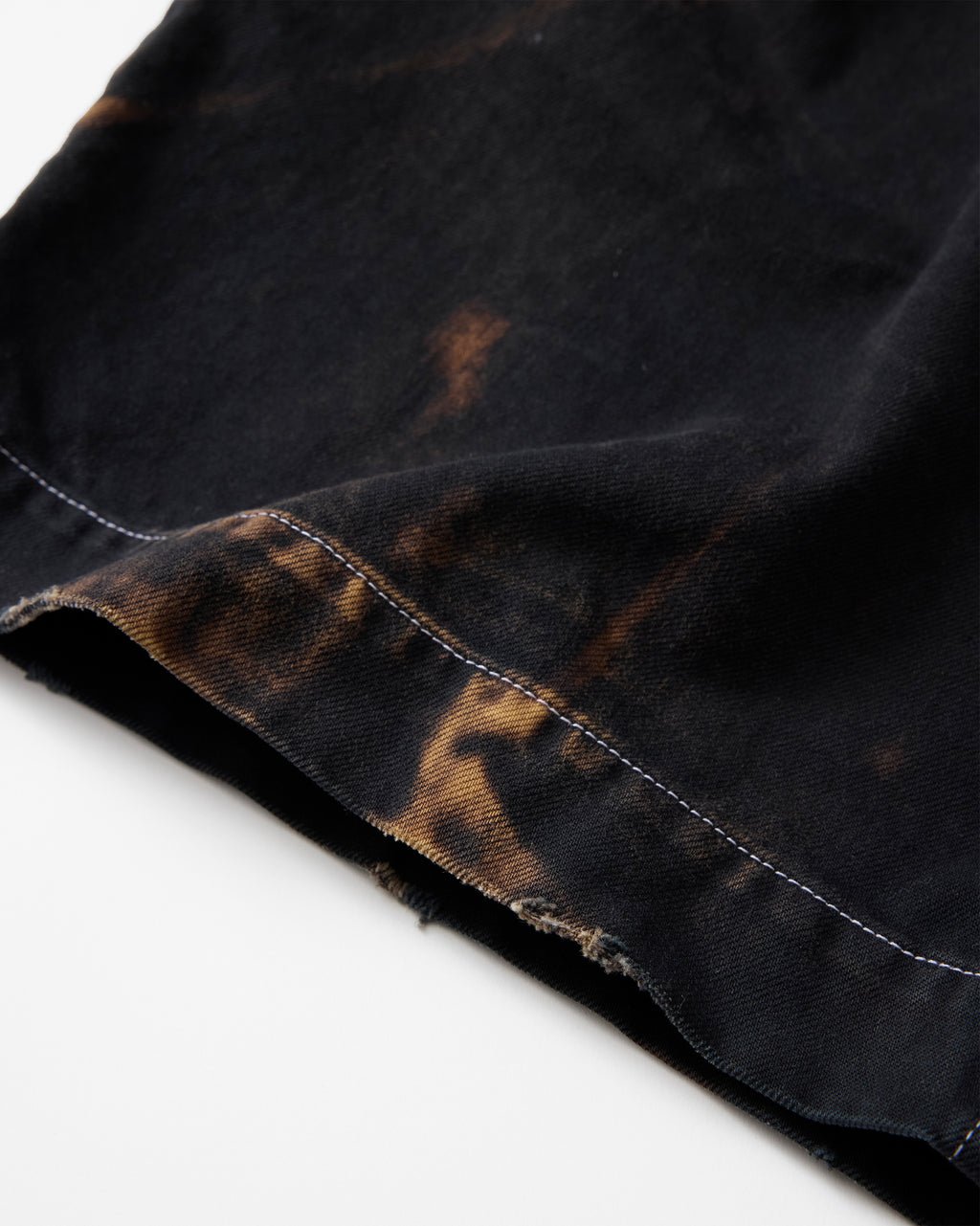 concause WIDE CHINO TROUSER / BLACK 裾口のダメージ加工と裁ち切り仕上げディテール
