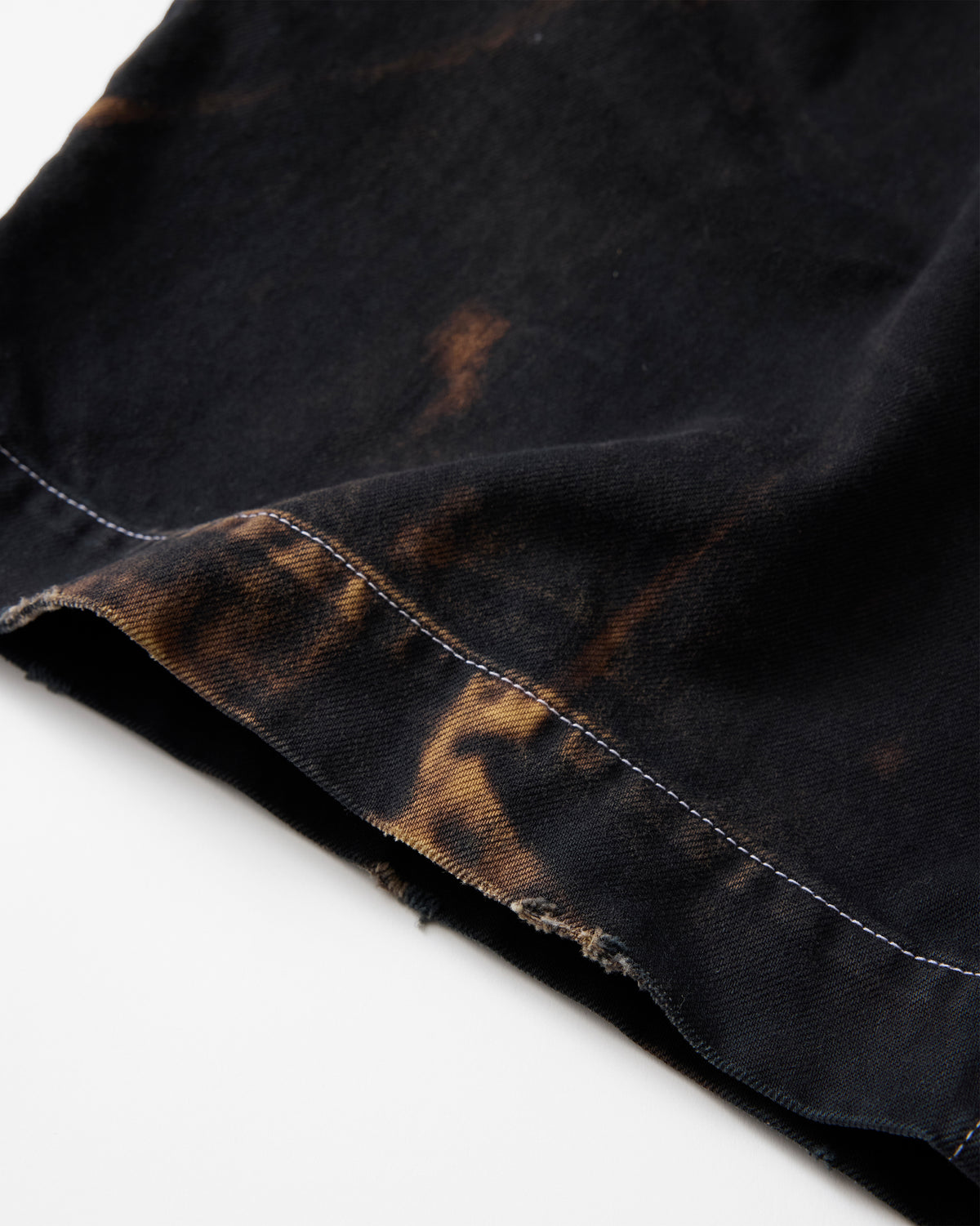 concause WIDE CHINO TROUSER / BLACK 裾口のダメージ加工と裁ち切り仕上げディテール
