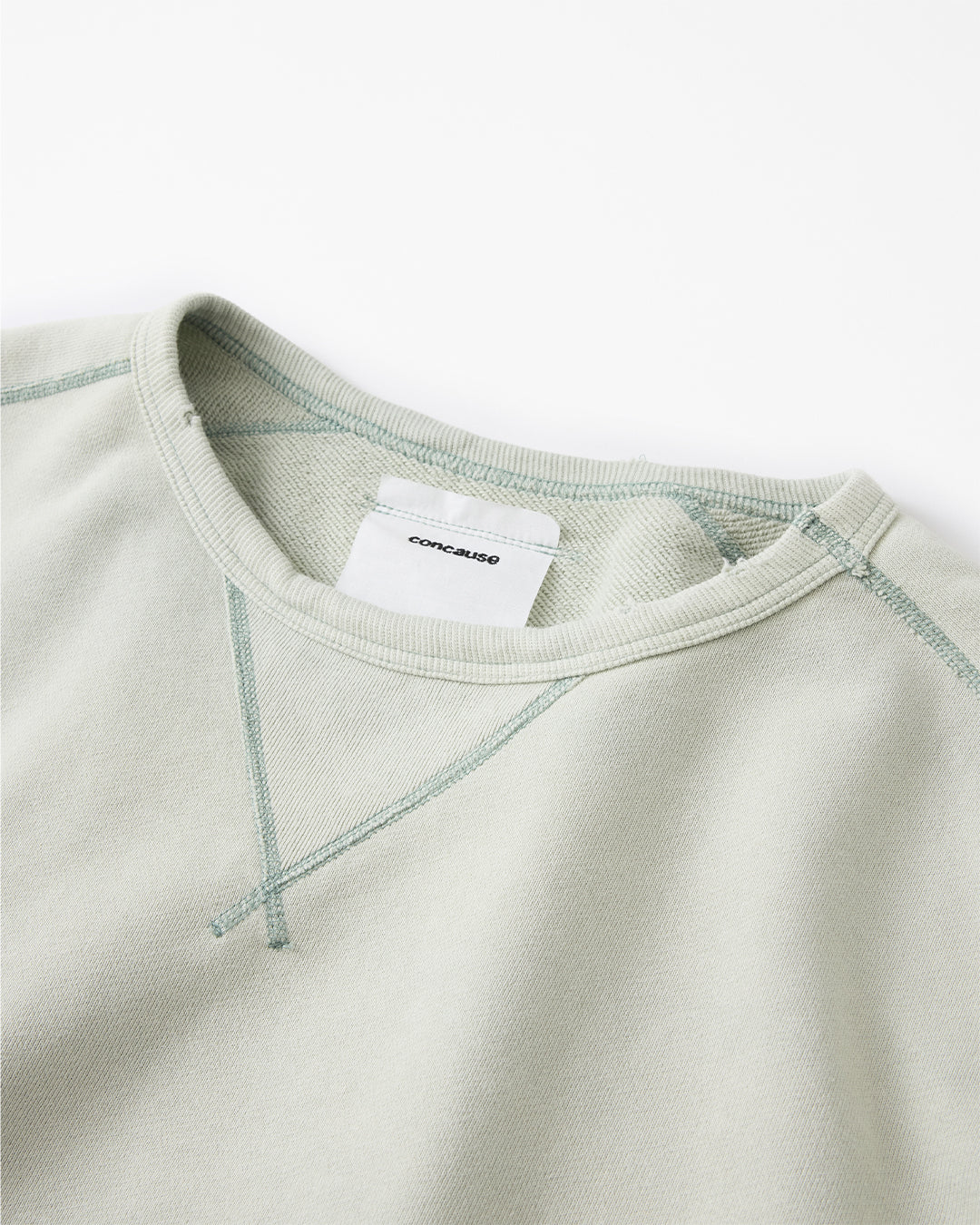 concause CREW NECK SWEAT SHIRTS / GREEN クルーネックとブランドタグのディテール
