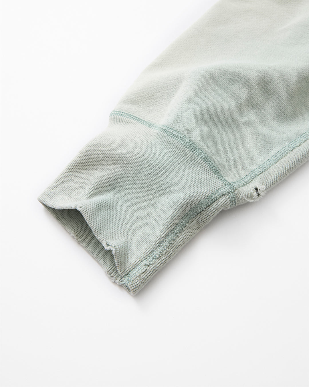 concause CREW NECK SWEAT SHIRTS / GREEN 袖口リブのダメージ加工ディテール
