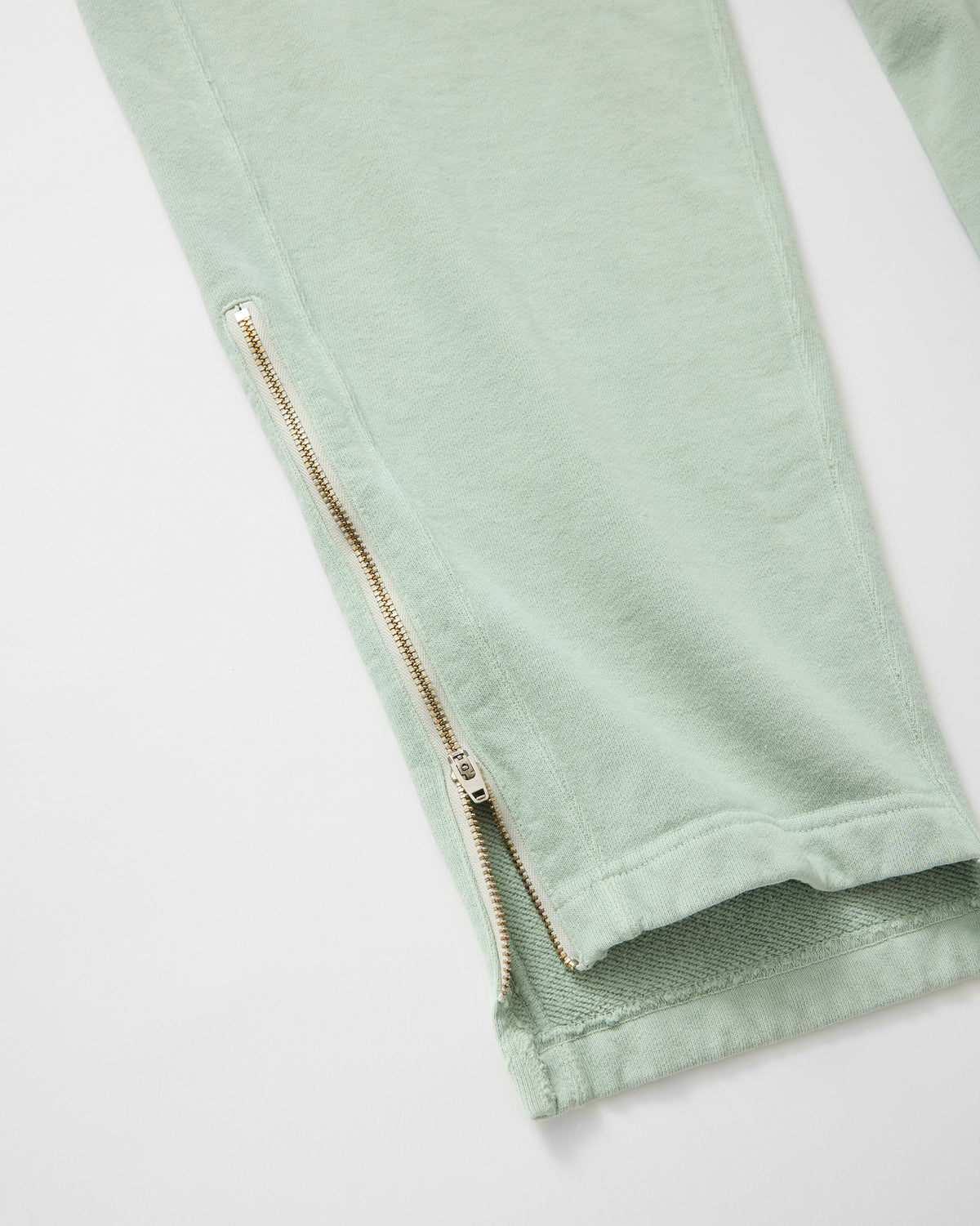 concause SWEAT PANTS / GREEN 裾口のサイドジッパーディテール
