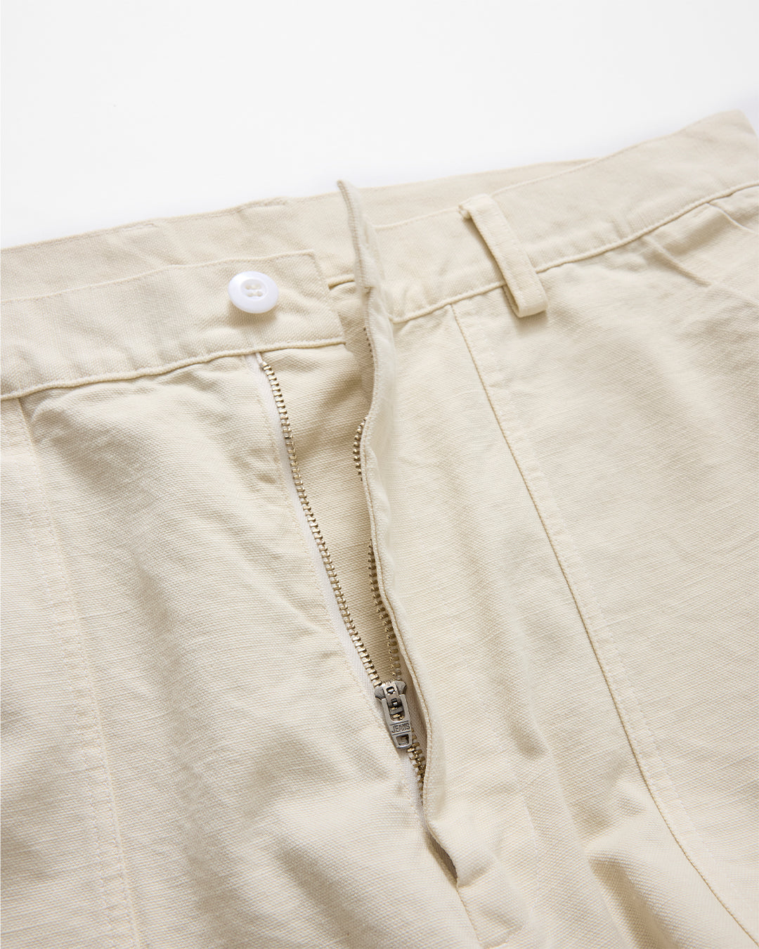 concause SHORT PANTS / OFF WHITE ウエストのジッパーとボタンディテール
