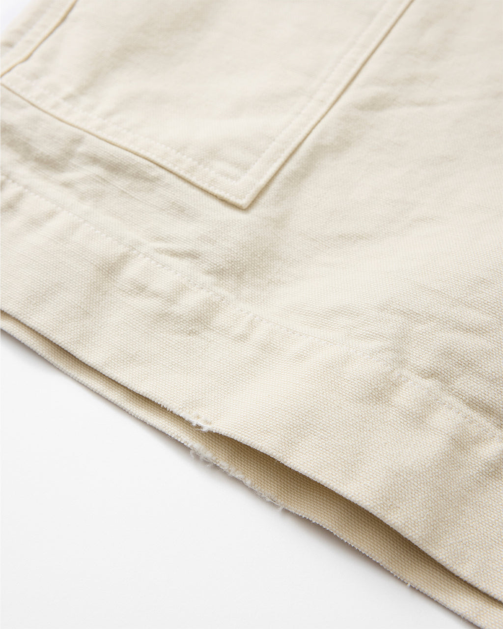 concause SHORT PANTS / OFF WHITE 裾口の裁ち切り仕上げとカーゴポケットディテール
