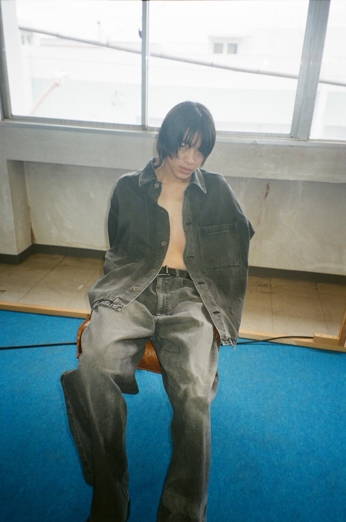 concause DENIM JACKET ルックスタイリング / BLACK 室内座りフロントビュー
