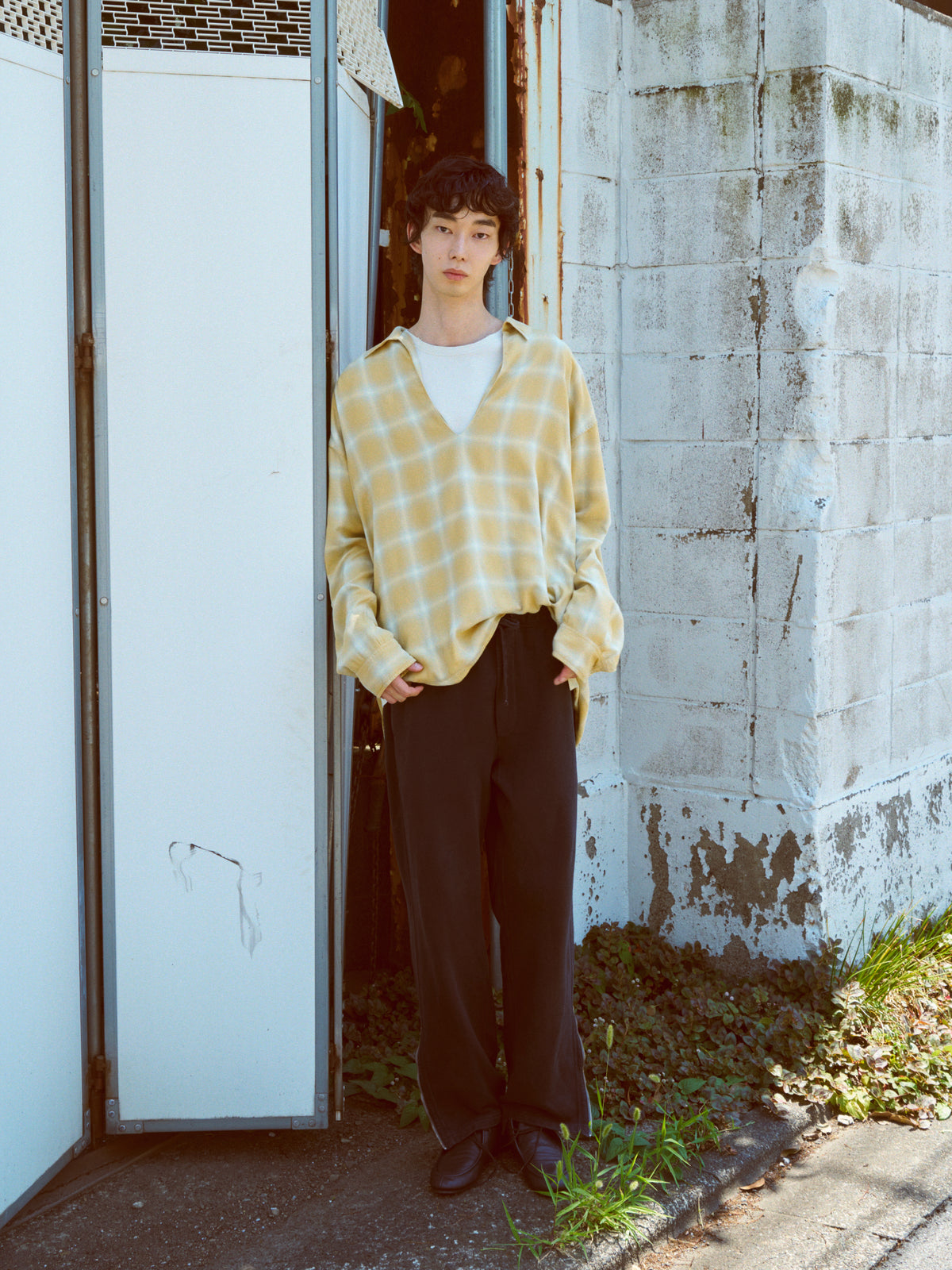 concause｜2026 S/S コレクション｜メンズ モデル 上半身 後ろ姿 屋外 着用｜イエロー チェックシャツ
