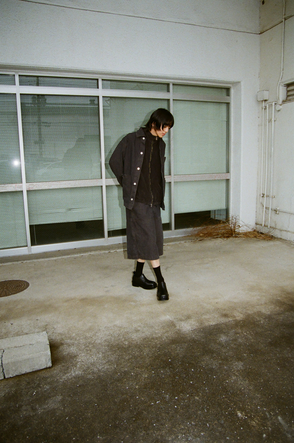 concause DUCK COVERALL ルックスタイリング / BLACK 屋外 下を向くフロントビュー
