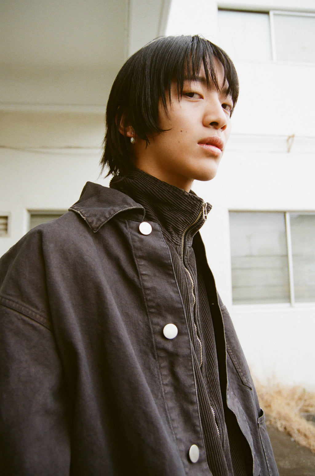 concause DUCK COVERALL ルックスタイリング / BLACK 屋外 上半身クローズアップ
