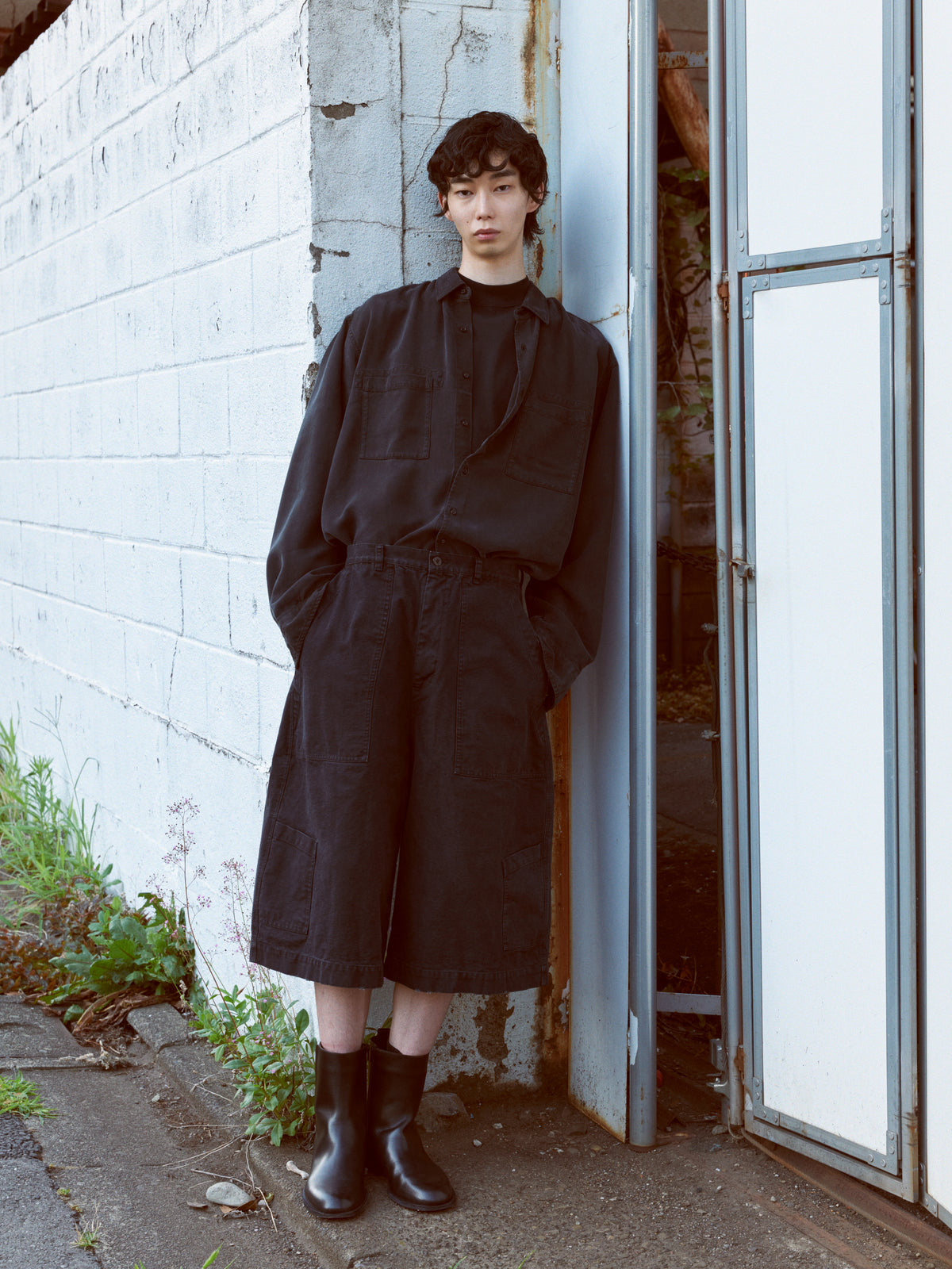concause｜2026 S/S コレクション｜メンズ モデル 全身 着用｜ブラック オーバーサイズシャツ ワイドショーツ スタイリング
