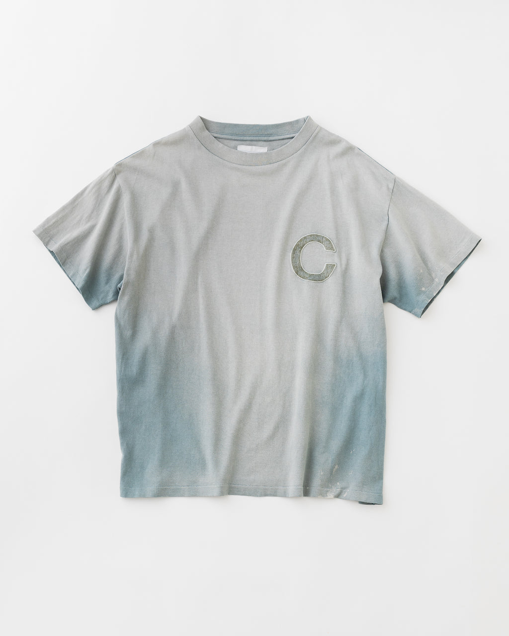 concause C LOGO FADE TEE / BLUE 正面（全体像）・Cロゴワッペン
