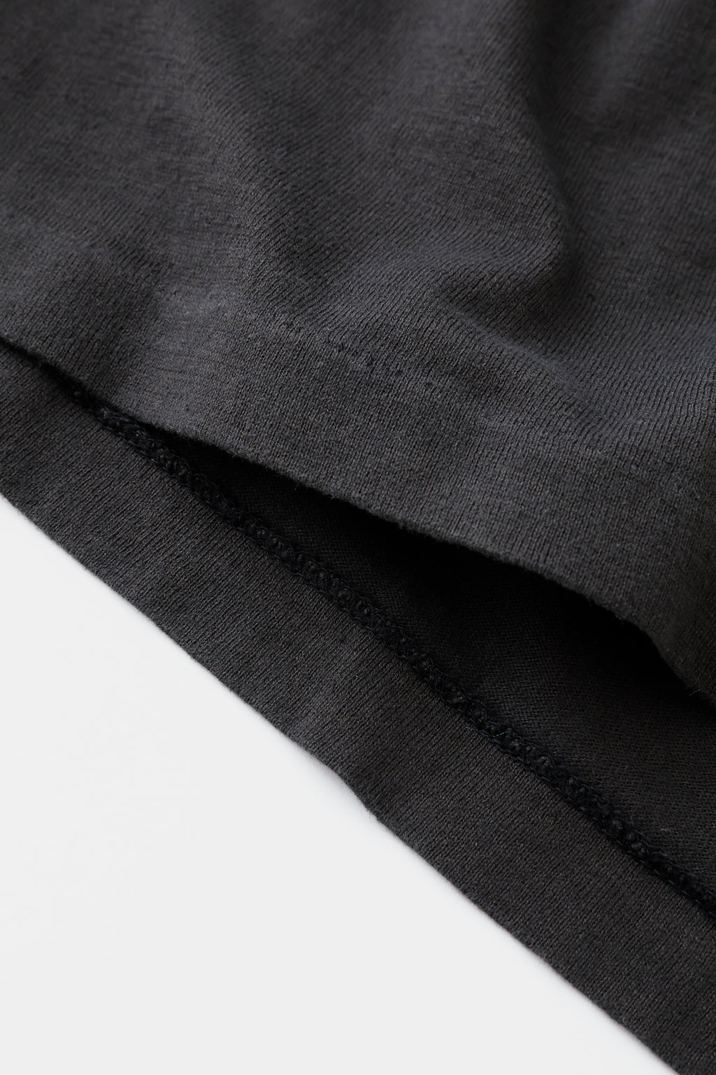 concause S/S TEE / BLACK 裾カットオフのディテール
