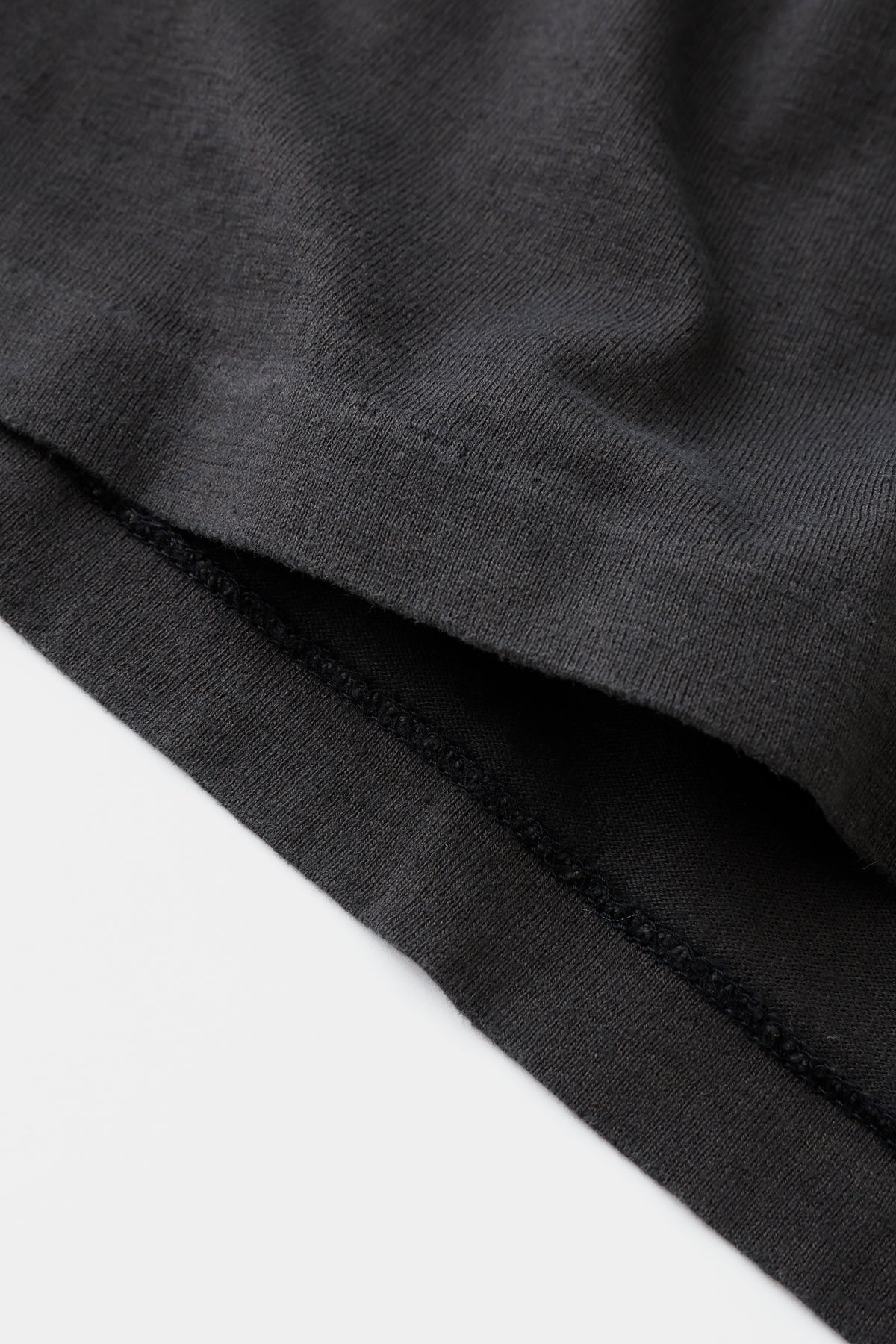 concause S/S TEE / BLACK 裾カットオフのディテール
