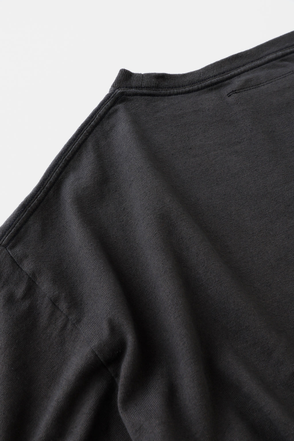 concause S/S TEE / BLACK ネックと肩のステッチディテール
