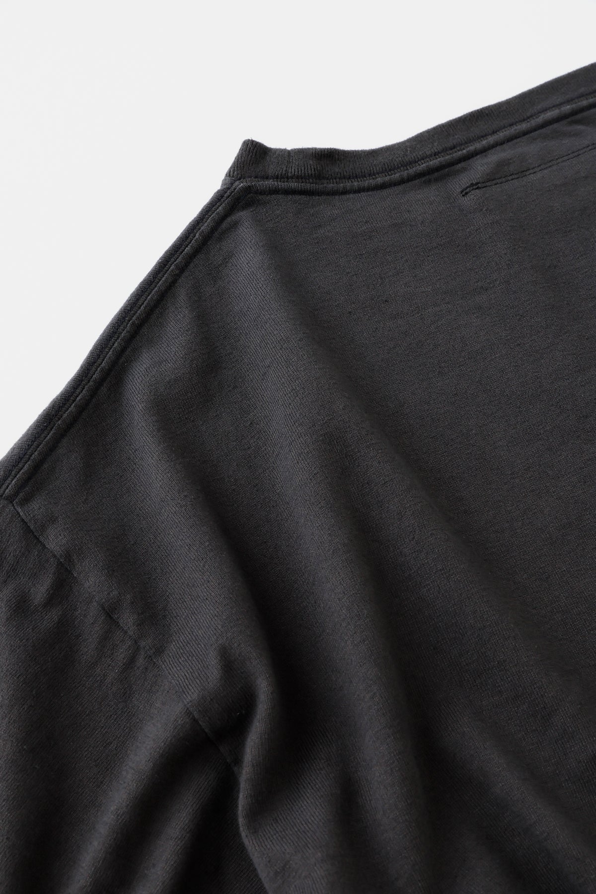 concause S/S TEE / BLACK ネックと肩のステッチディテール

