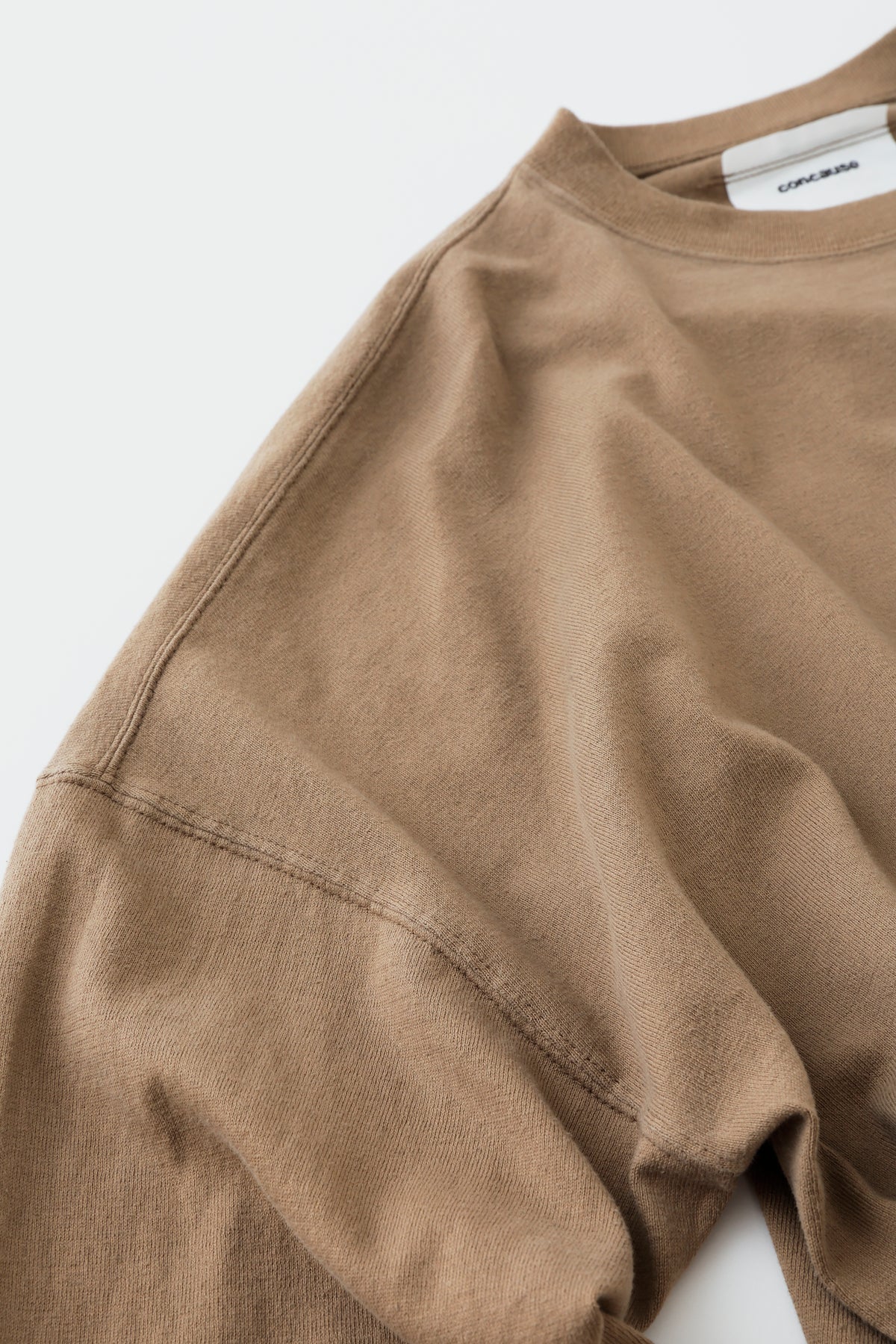 concause L/S TEE / TAUPE 肩・袖切り替えステッチとconcauseタグのディテール
