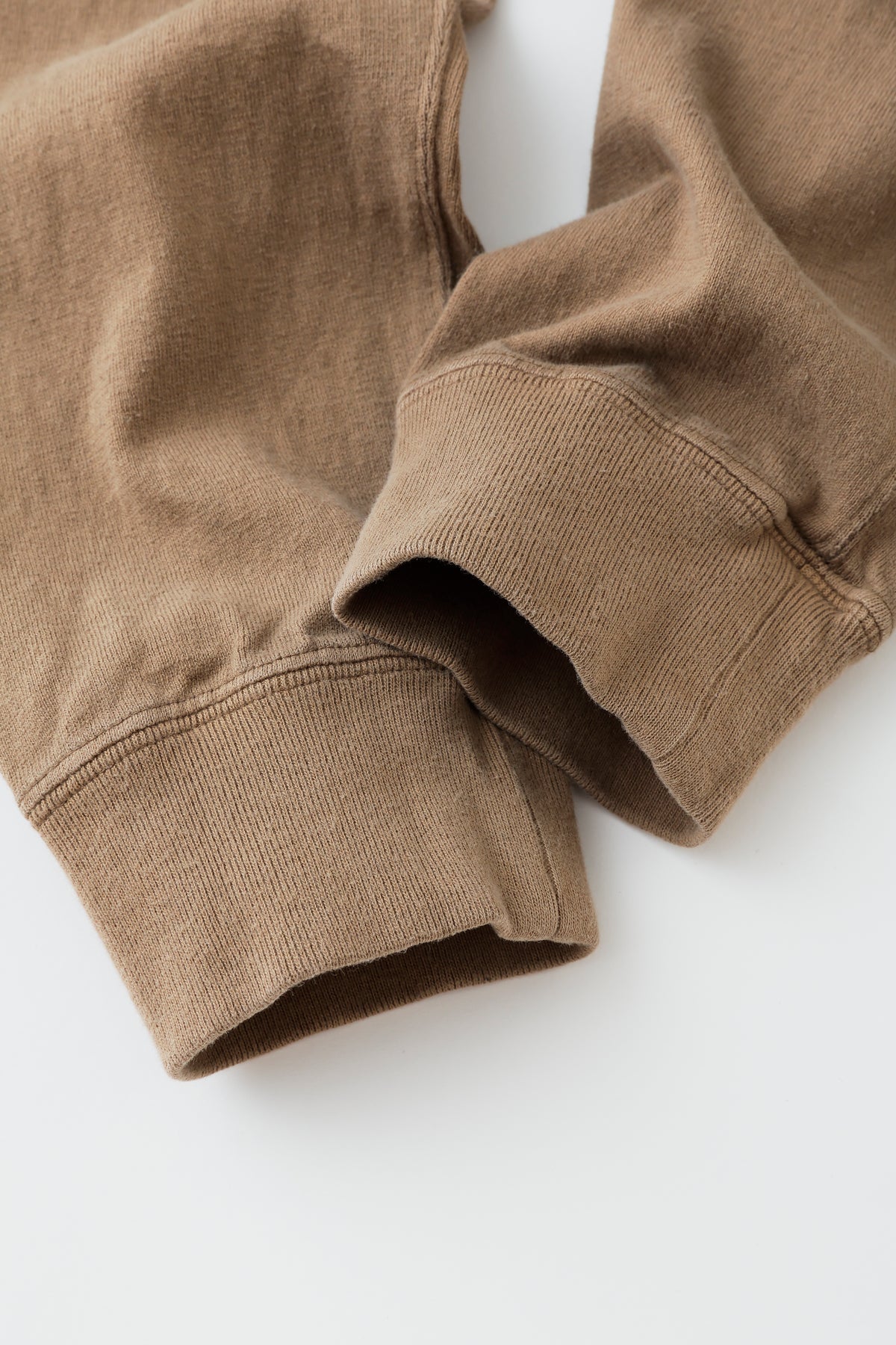 concause L/S TEE / TAUPE 袖口リブのディテール
