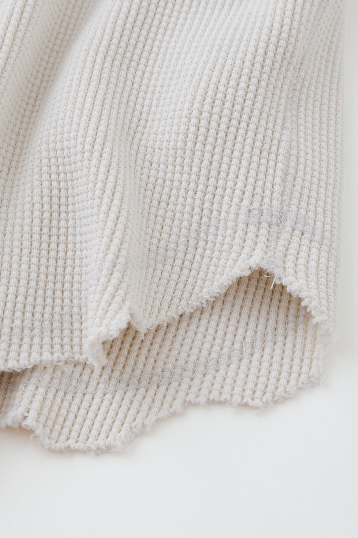 concause HEAVY WAFFLE L/S TEE / OFF WHITE ワッフル生地と裾カットオフのディテール

