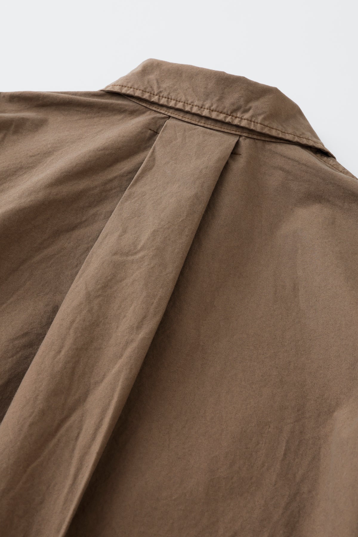 concause FRENCH SKIPPER SHIRTS / TAUPE 背面（センタープリーツ）
