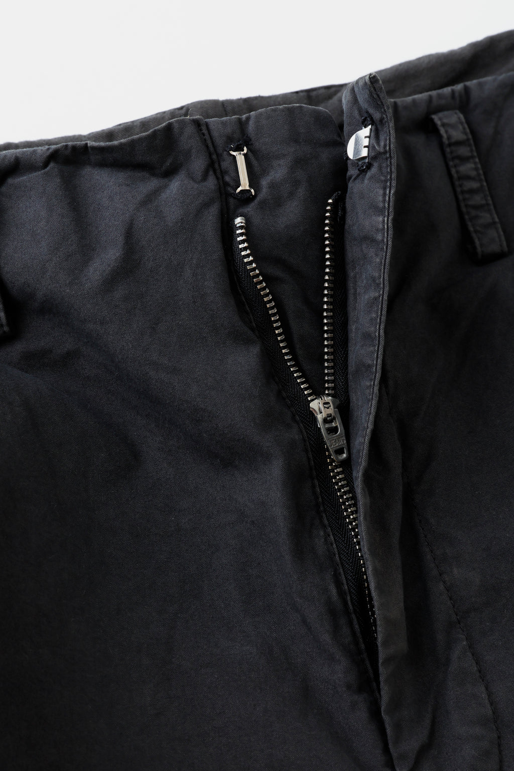concause WIDE TAPERD SLACKS / BLACK 正面（サイドアングル）
