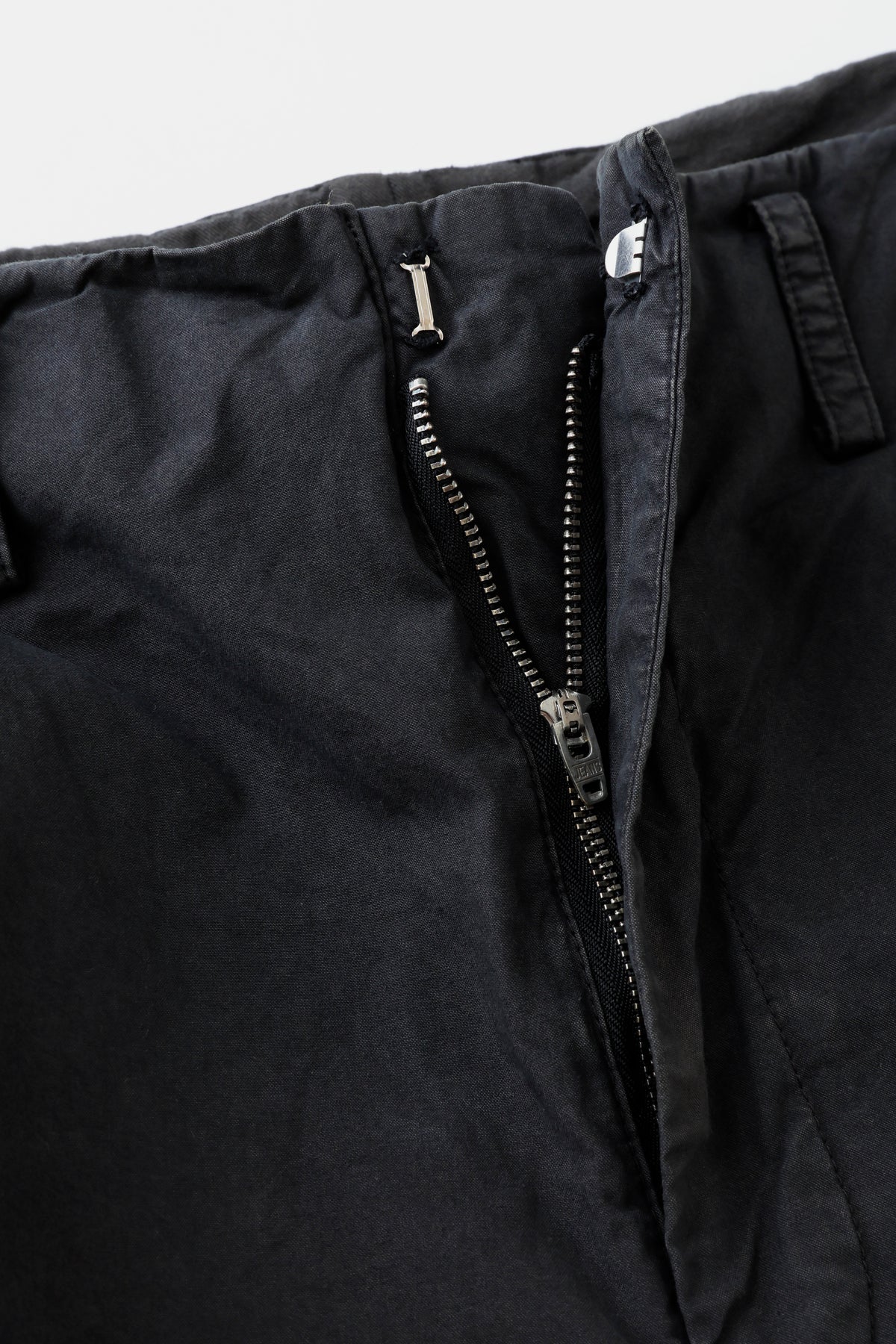 concause WIDE TAPERD SLACKS / BLACK 正面（サイドアングル）
