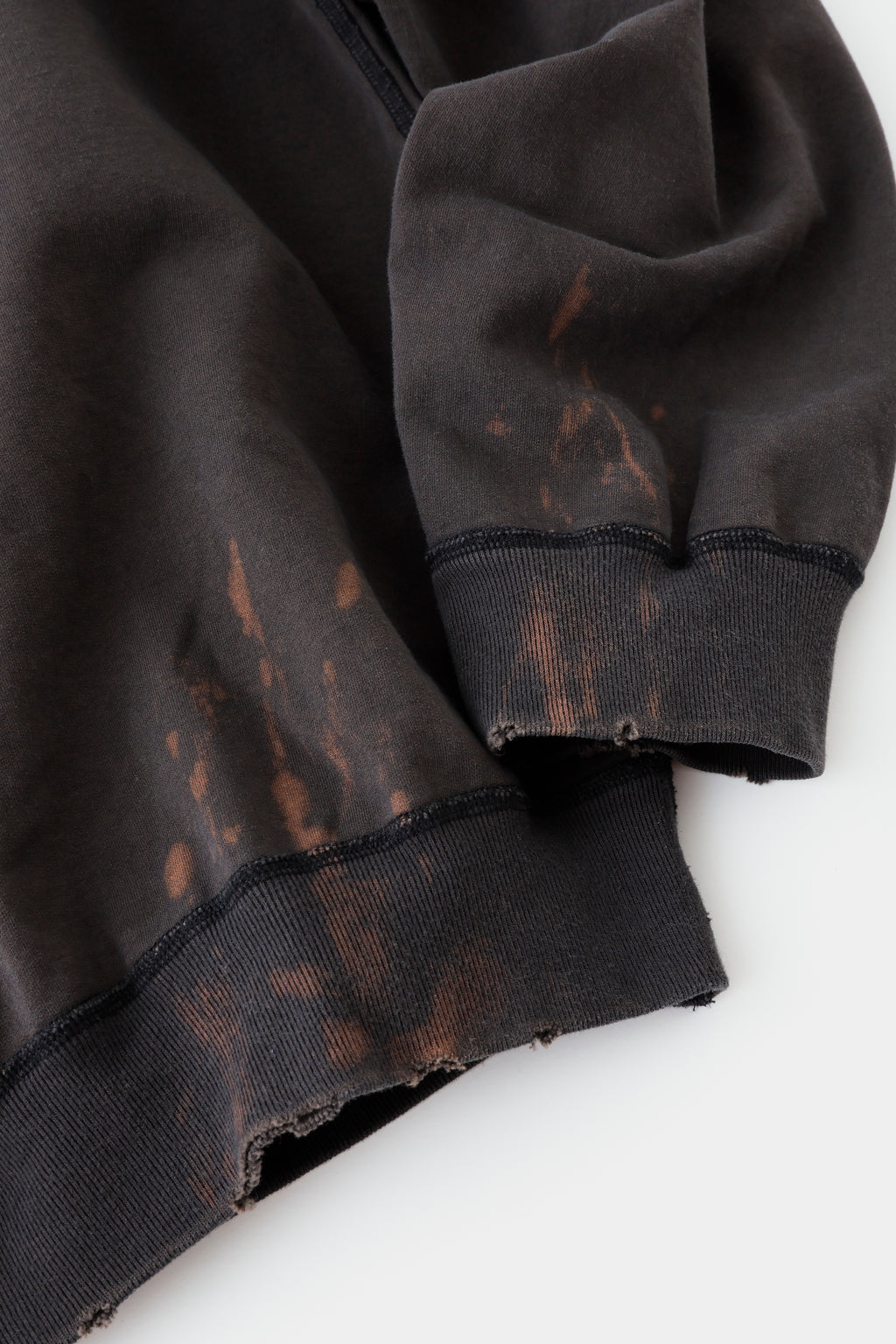 concause HALF ZIP SWEAT SHIRTS / BLACK 袖口・裾リブのフェード＆ダメージ加工ディテール
