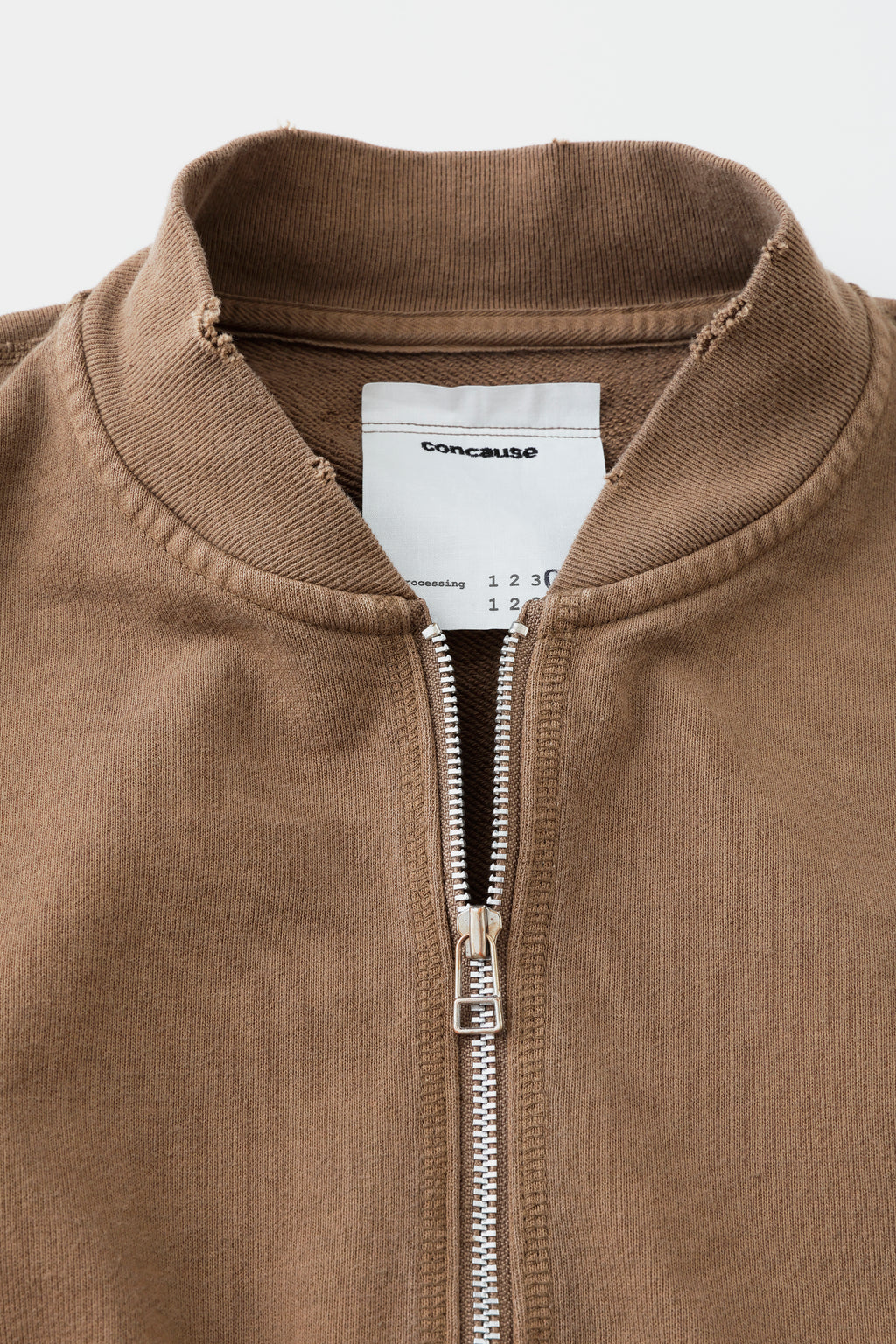concause FULL ZIP SWEAT CARDIGAN / TAUPE ネックとフルジッパー・concauseタグのディテール
