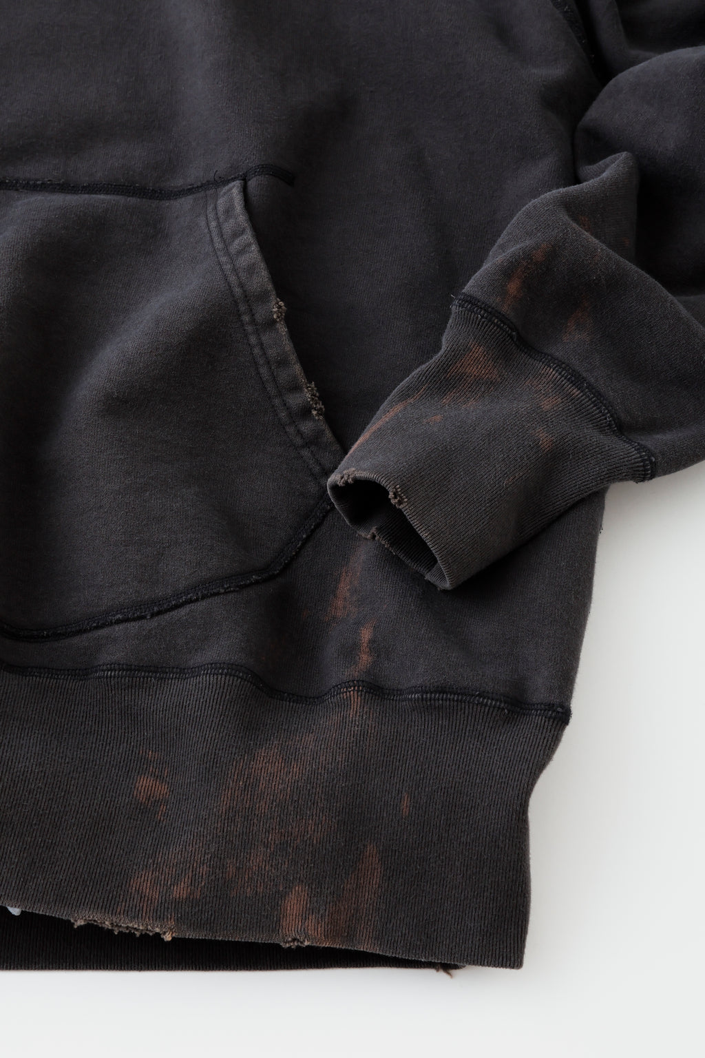 concause W-V AFTER HOODIE / BLACK 縫い目と袖口のウォッシュ加工ディテール
