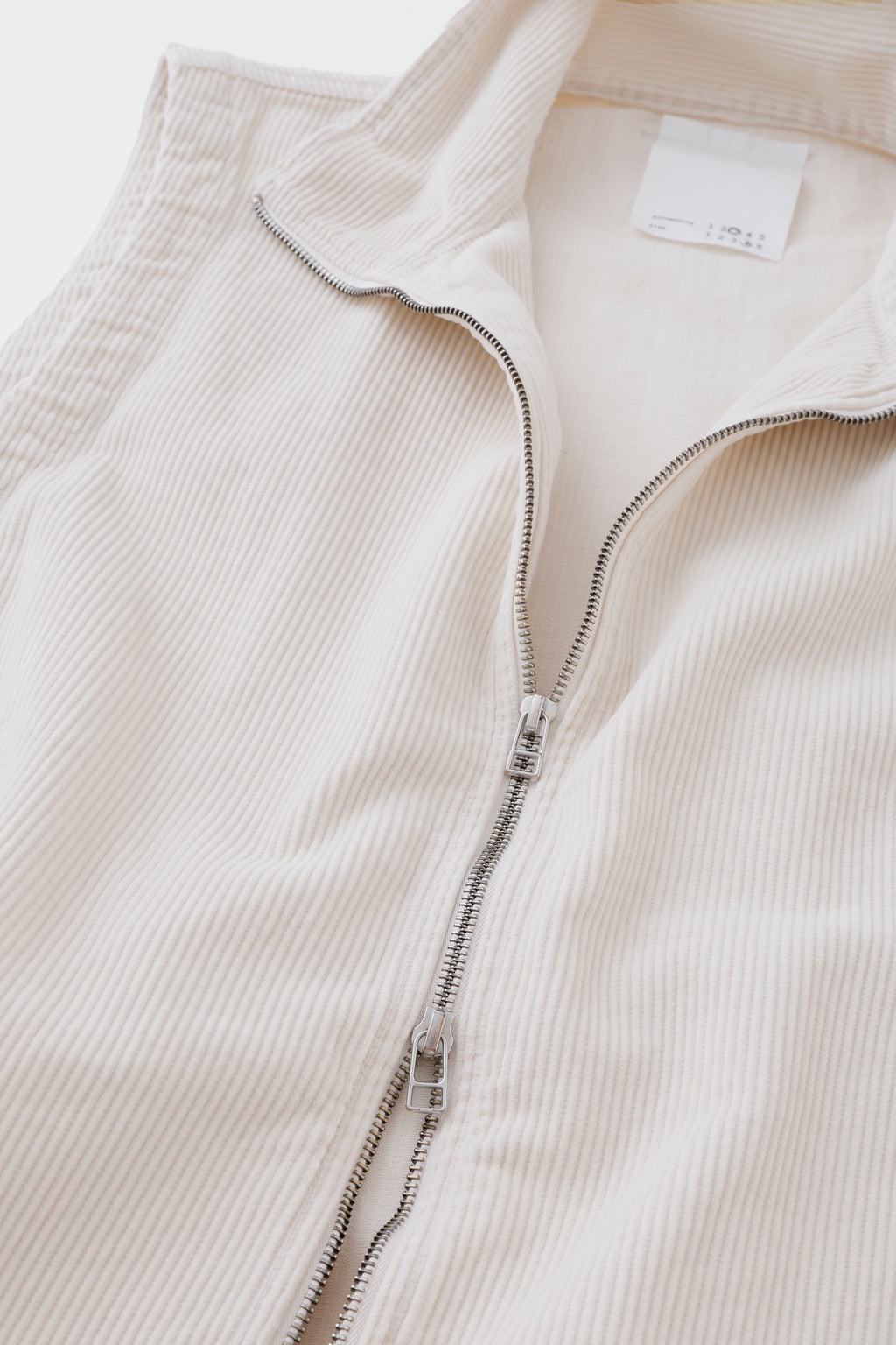concause CORDUROY DRIVERS VEST / OFF WHITE ネックとジップのディテール
