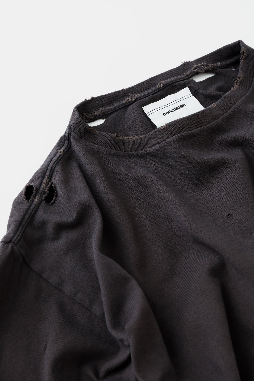 concause HAND REPAIR S/S TEE EX / BLACK ネックのハンドリペアとブランドタグのディテール
