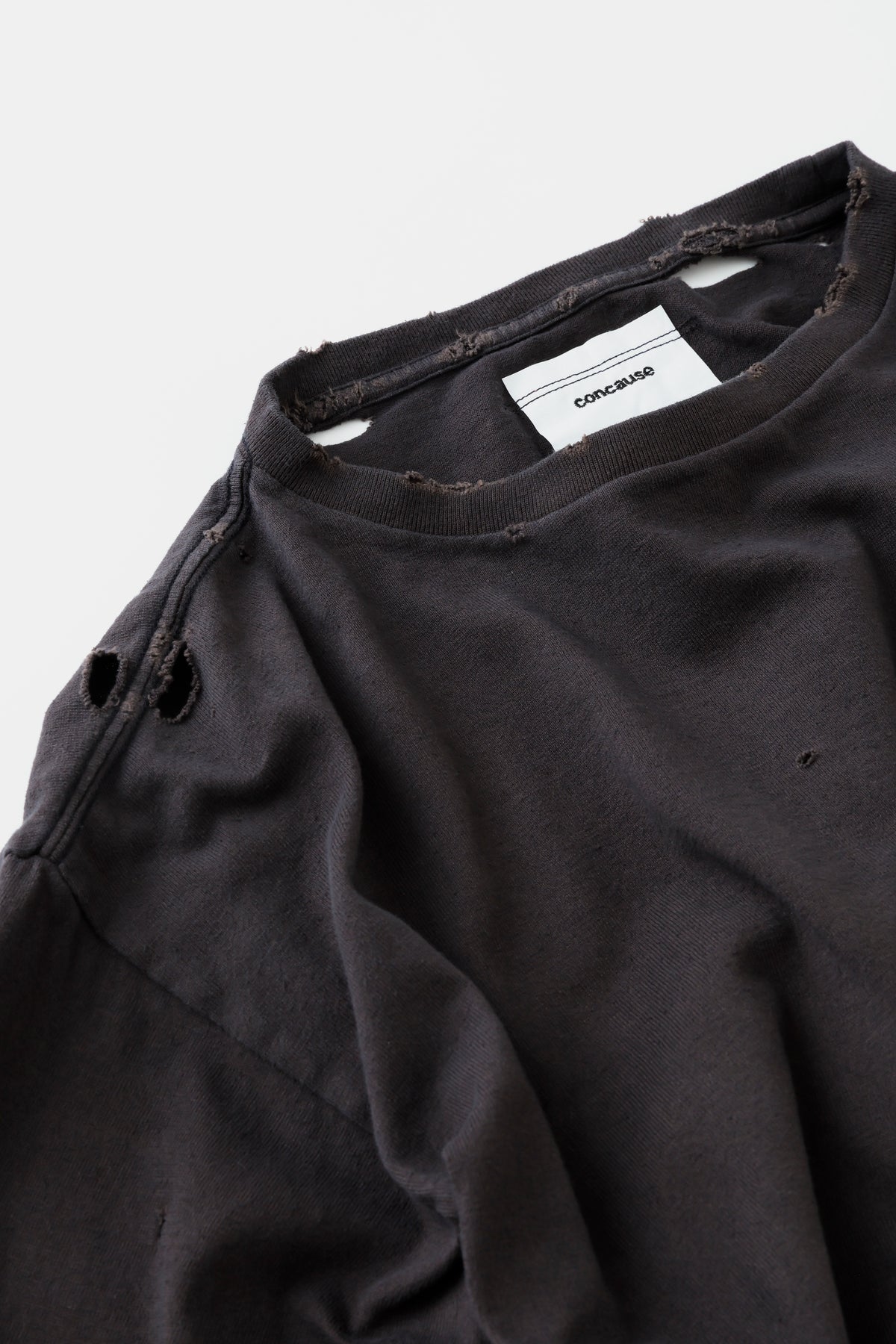 concause HAND REPAIR S/S TEE EX / BLACK ネックのハンドリペアとブランドタグのディテール
