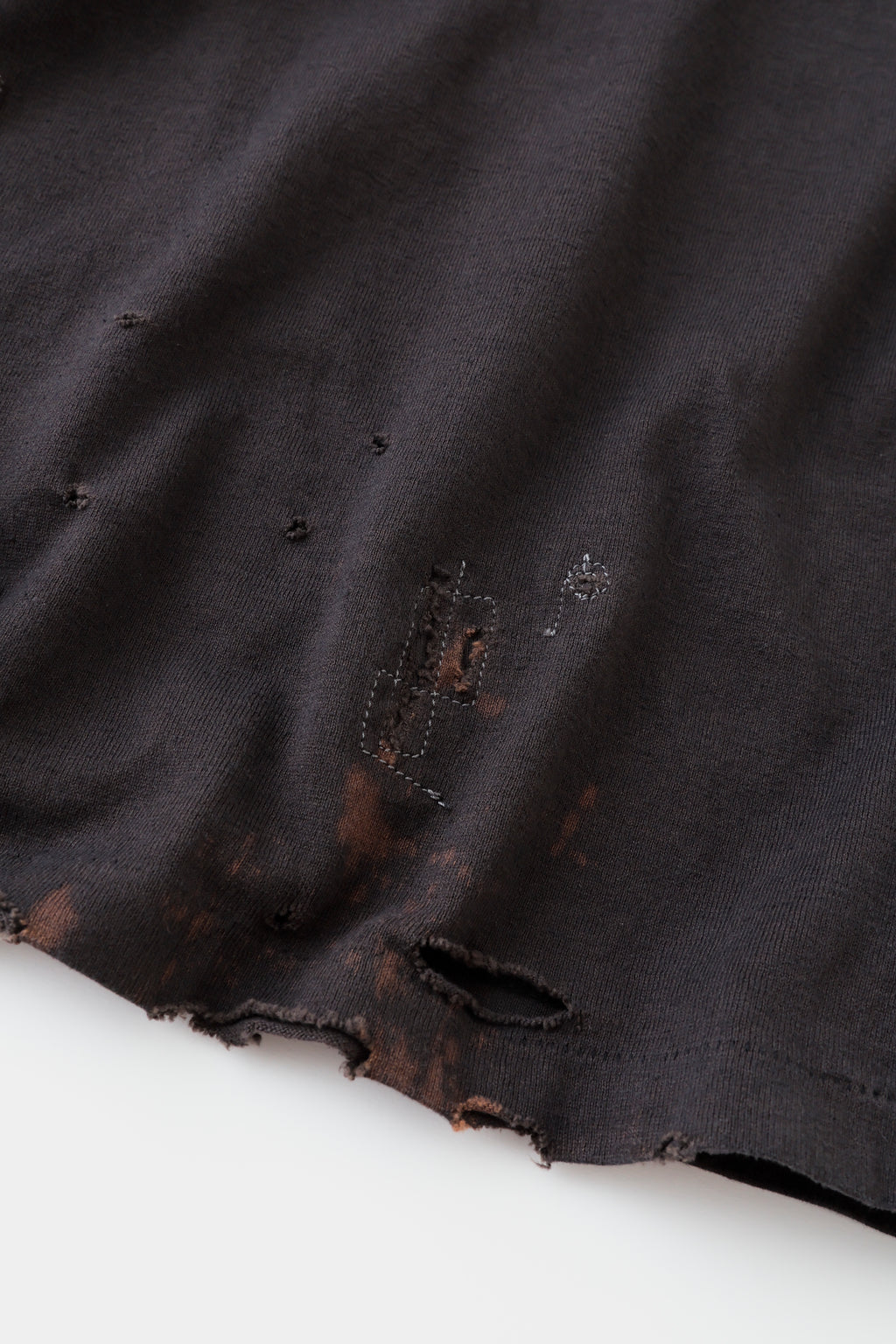 concause HAND REPAIR S/S TEE EX / BLACK 縫い目・穿じれ加工のディテール
