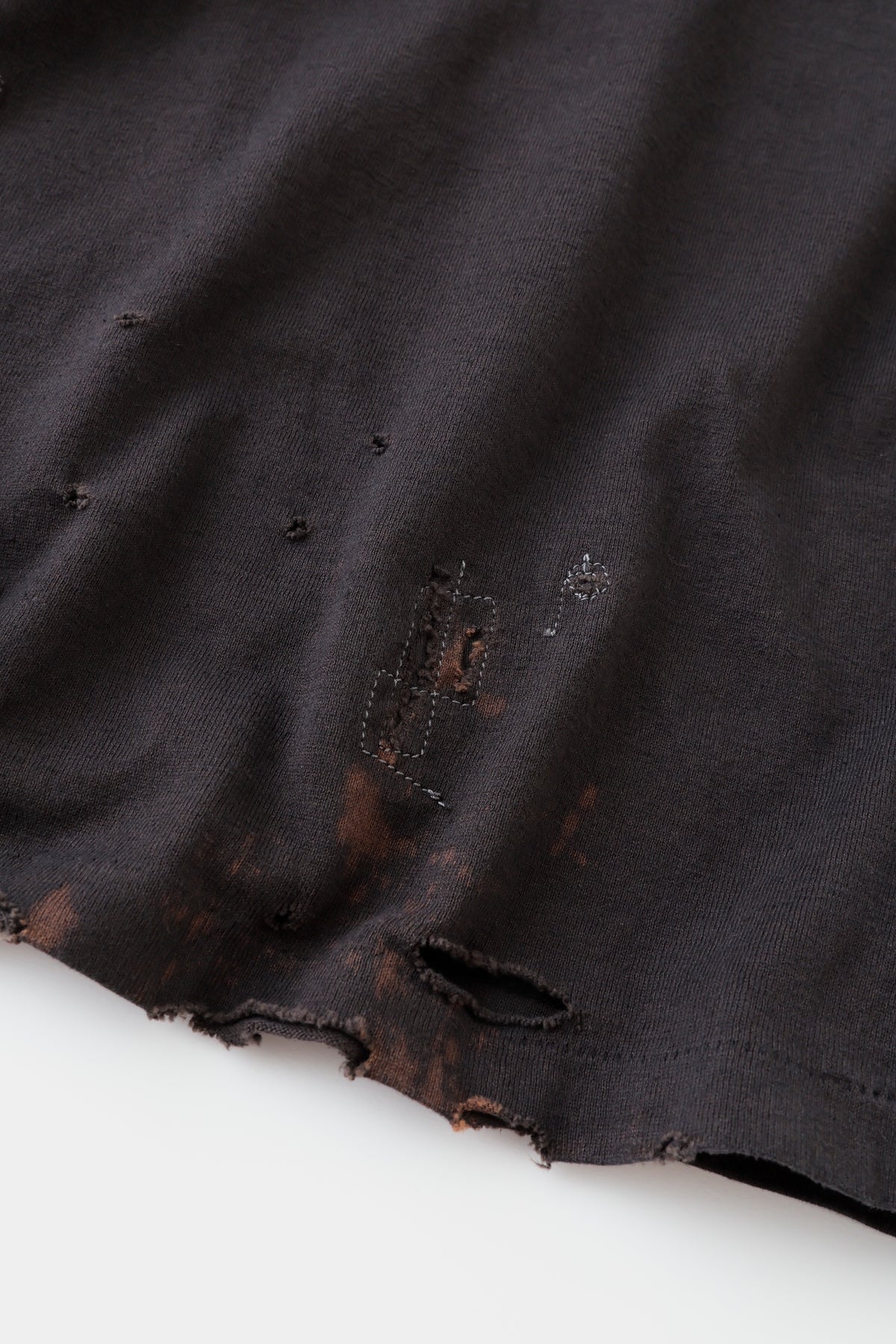 concause HAND REPAIR S/S TEE EX / BLACK 縫い目・穿じれ加工のディテール
