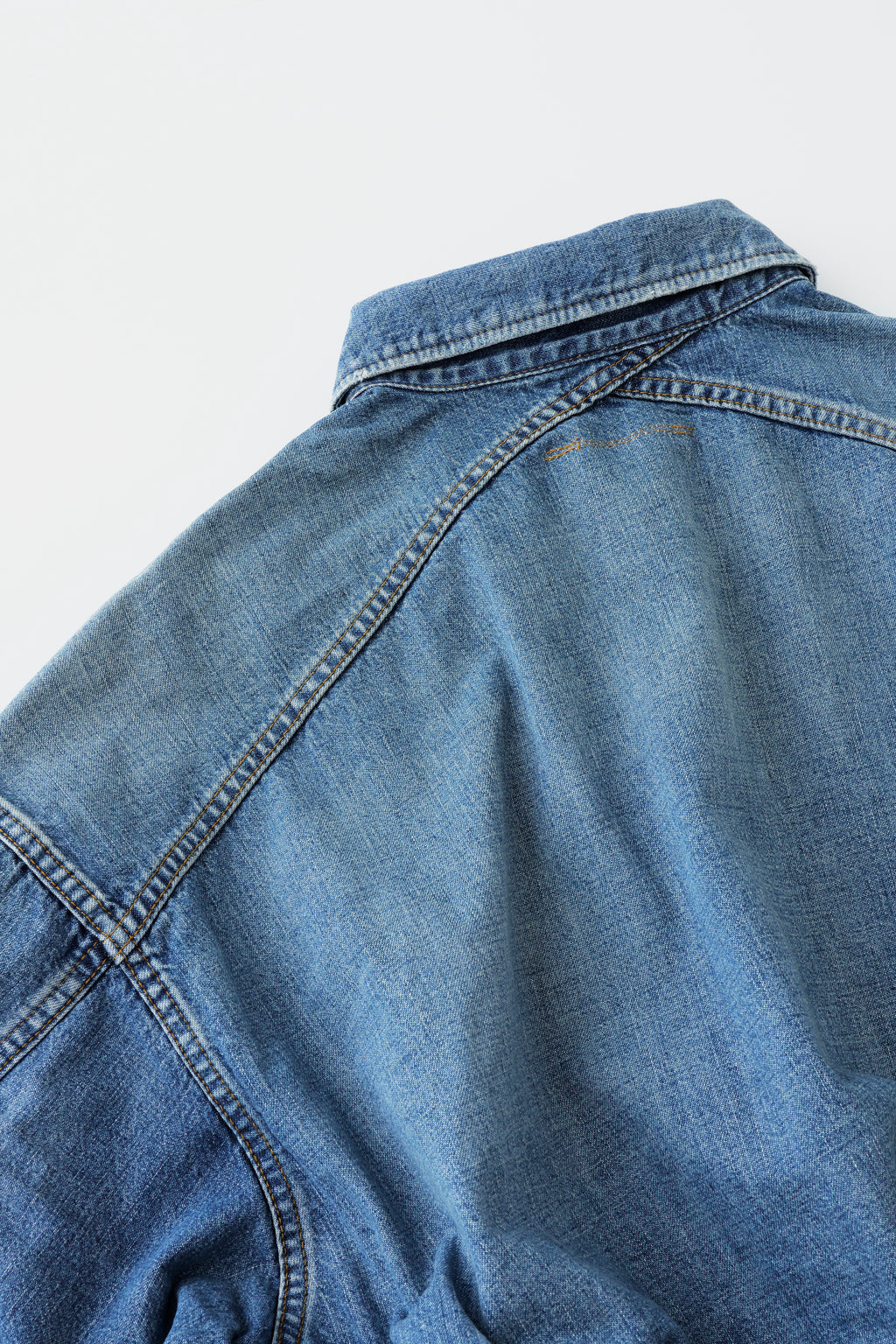 concause DENIM JACKET / INDIGO バックヨークとステッチのディテール

