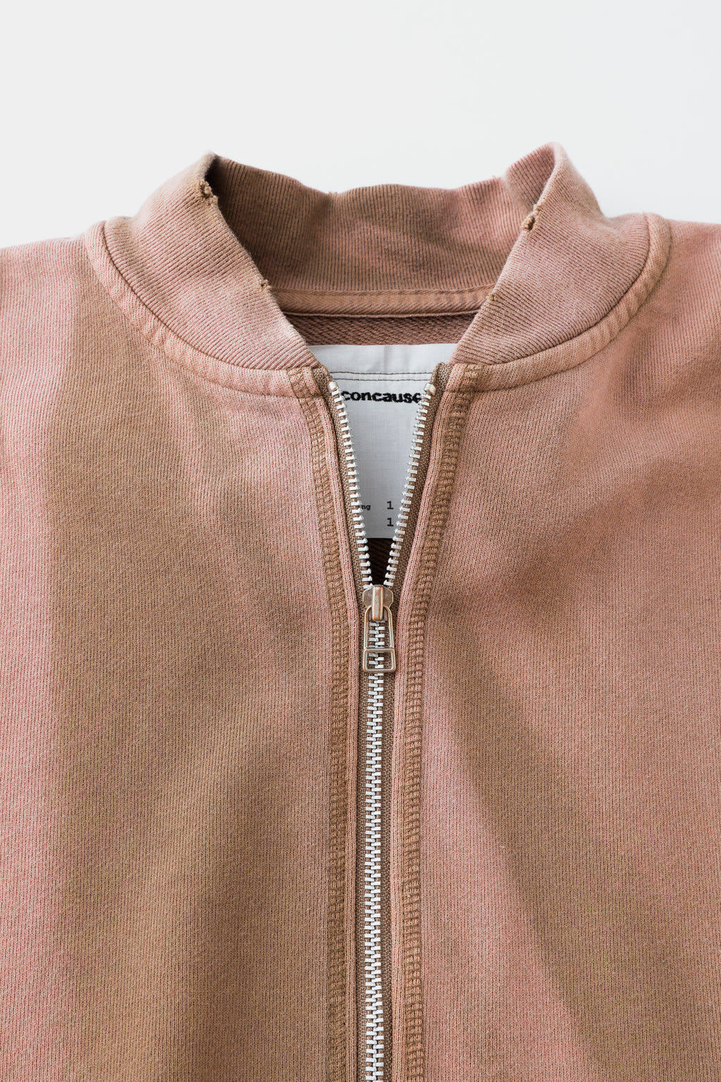 concause FULL ZIP SWEAT CARDIGAN EX / BEIGE フルジップとブランドタグのディテール
