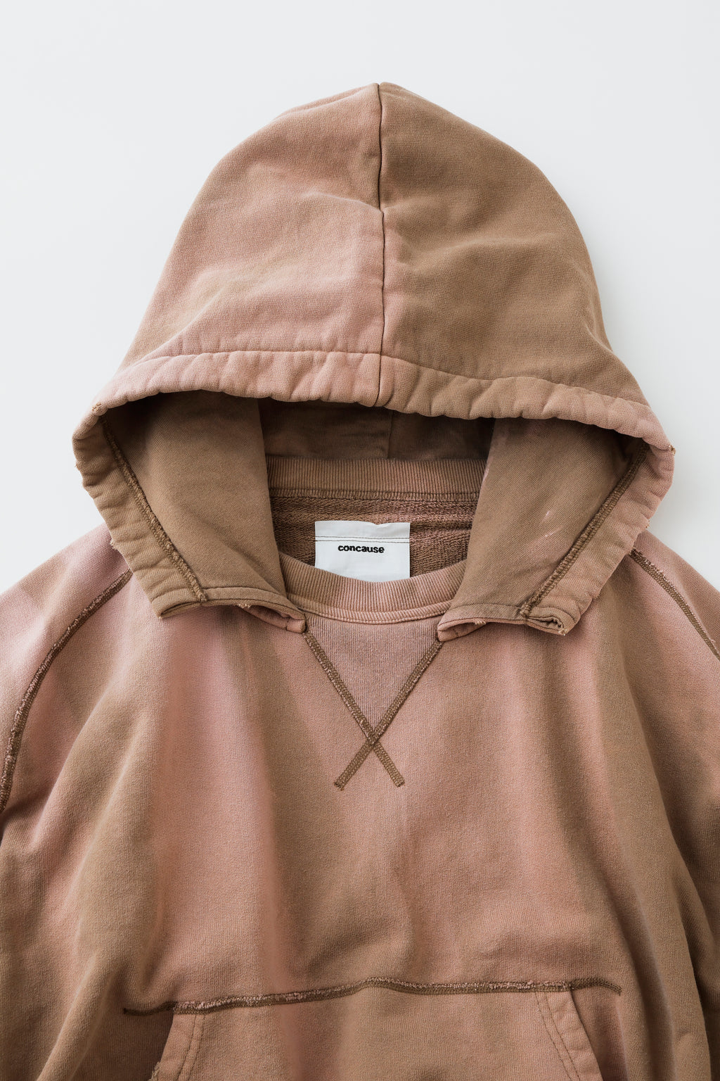 concause FADE W-V AFTER HOODIE EX / BEIGE フードとブランドタグのディテール
