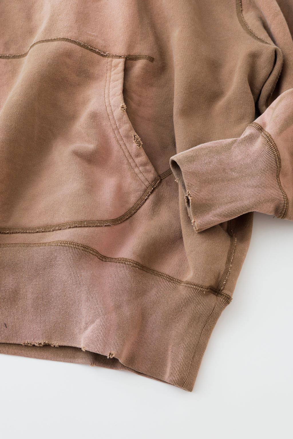 concause FADE W-V AFTER HOODIE EX / BEIGE カンガルーポケットとリブ裏地のディテール
