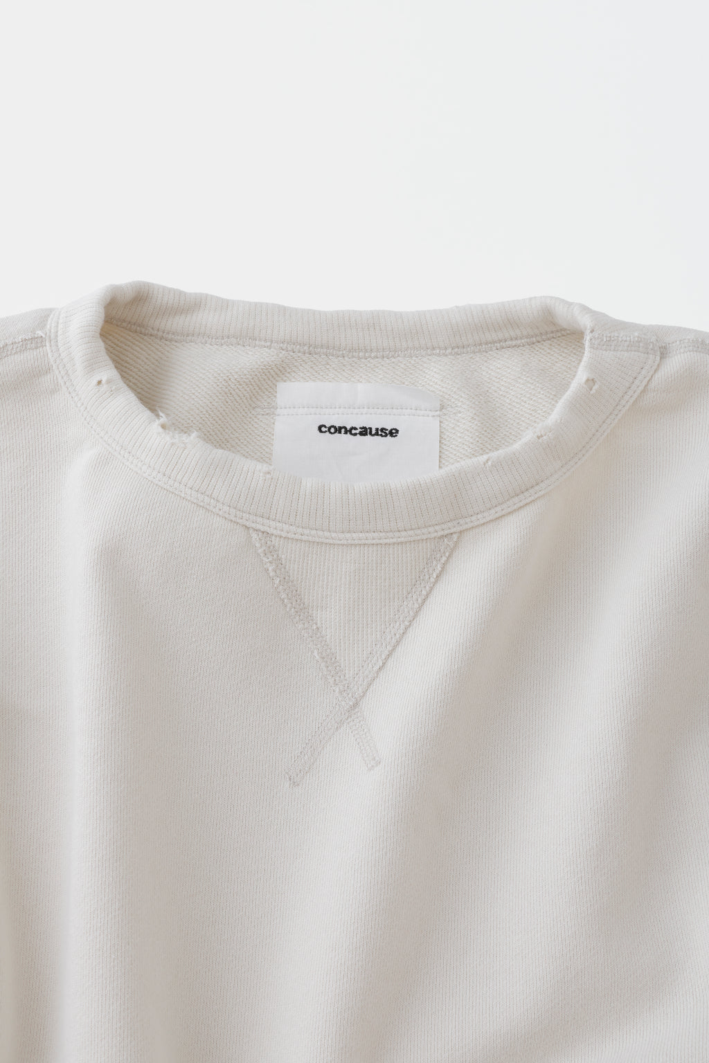 concause FV SWEAT SHIRTS / OFF WHITE クルーネックとconcauseタグのディテール

