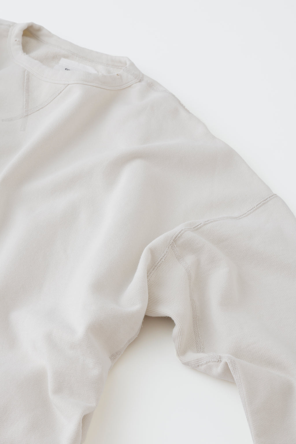 concause FV SWEAT SHIRTS / OFF WHITE 肩と袖のドレープ感ディテール
