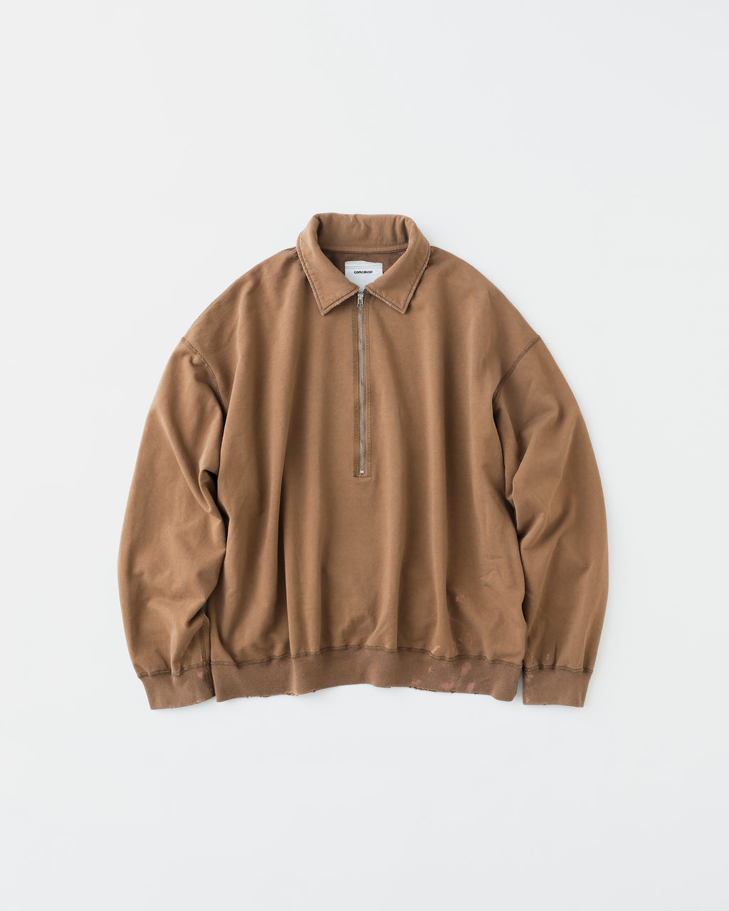 concause HALF ZIP SWEAT SHIRTS ルックスタイリング / TAUPE 女性モデル 室内カーテン前 サイドビュー 上半身クローズアップ
