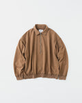 concause HALF ZIP SWEAT SHIRTS ルックスタイリング / TAUPE 女性モデル 室内カーテン前 サイドビュー 上半身クローズアップ
