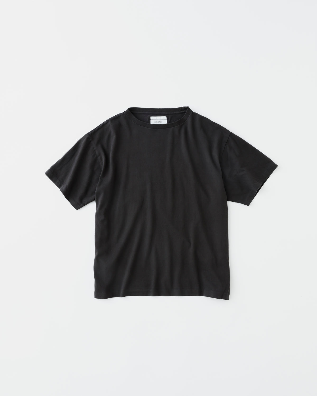 concause S/S TEE / BLACK 正面（サイドアングル）
